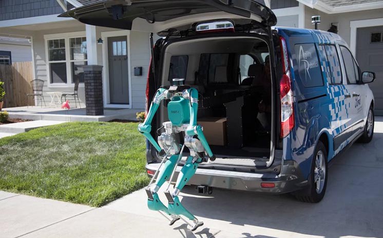 Нова служба доставки в дії - безпілотний фургон та робот-кур'єр