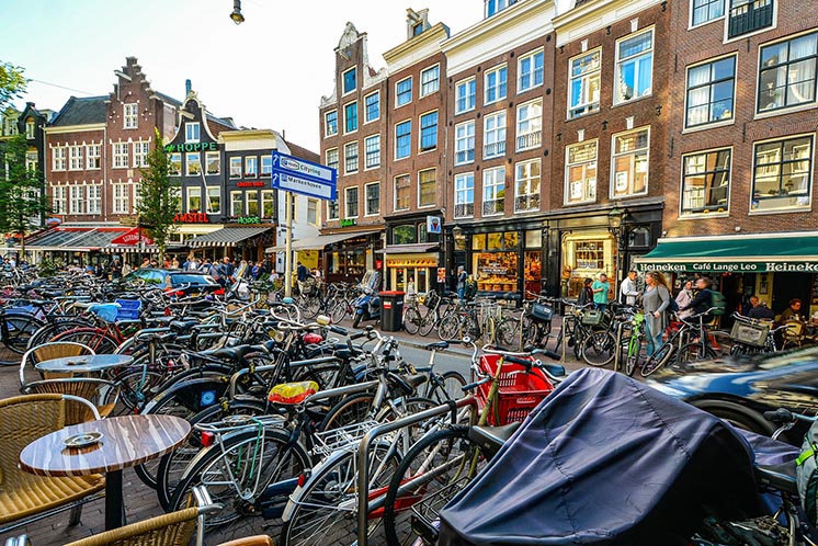 Розумний Амстердам: меблі з біопластику, екомонети, друге життя будинківі