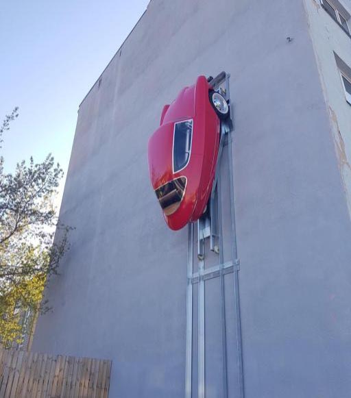 Електромобіль, який можна паркувати прямо на стіні