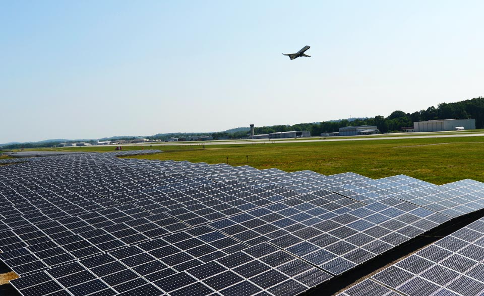У США з'явився перший аеропорт, який працює тільки на енергії сонця