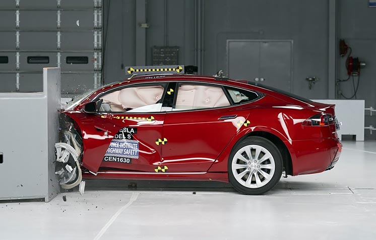 Страхові компанії виключили електромобілі Tesla зі списку найбезпечніших автомобілів — вони розбиваються не досить часто