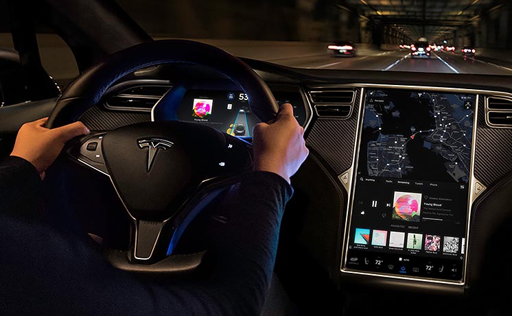 Парковка на автопілоті, ігри, YouTube та караоке — електромобілі Tesla отримали нову прошивку