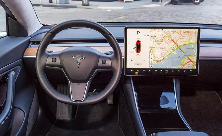 Функція Tesla Smart Summon наробила багато галасу на паркінгах Америки