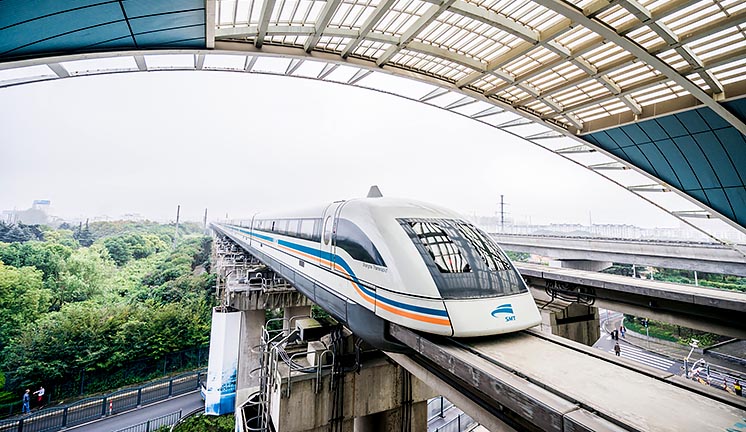 Шанхайський потяг-маглев, відкритий у 2002 році, може рухатись зі швидкістю 430 км/год.