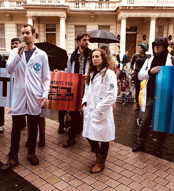 Вчені, члени руху Extinction Rebellion на акції протесту біля Лондонського Музею науки в Кенсінгтоні