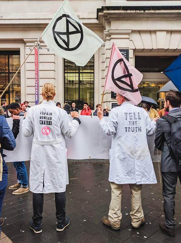 Вчені підтримали кампанію громадянської непокори на протесті біля Лондонського Музею науки в Кенсінгтоні