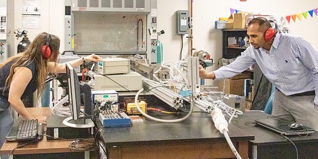 Команда вчених тестує міні-вибух в лабораторії Університету Центральної Флориди