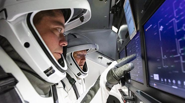 Астронавти NASA Даглас Херлі та Роберт Бенкен в кабіні Crew Dragon SpaceX (NASA Kennedy/Flickr, CC-BY-NC-ND 2.0)