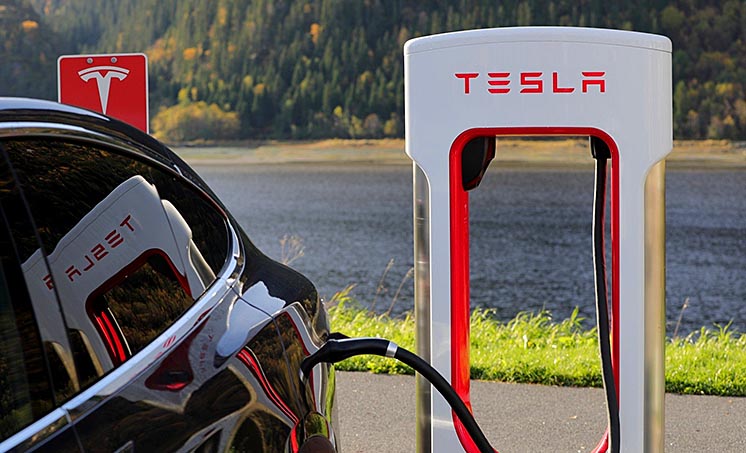 Дешеві акумулятори — головна перевага Tesla перед General Motors та Porsche