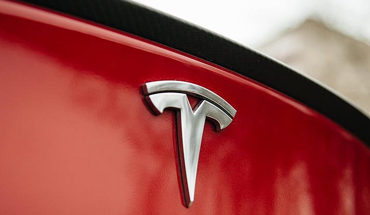 Нова батарея Tesla збільшить дальність пробігу електромобілів