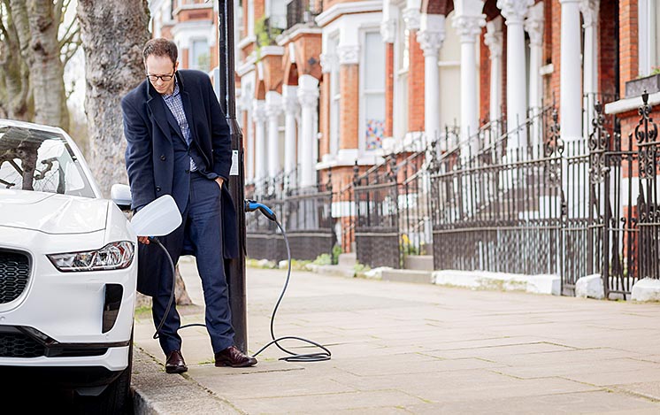 У Лондоні електромобілі тепер можна заряджати прямо від вуличних ліхтарів