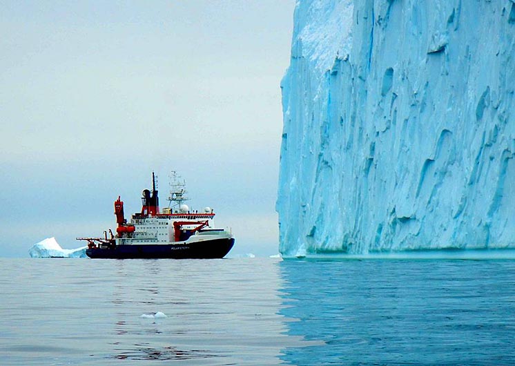 Криголам Polarstern перед могутнім айсбергом у Pine Island Bay