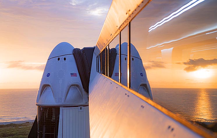 Старт ракети Falcon 9 з космічним кораблем Crew Dragon компанії SpaceX Ілона Маска