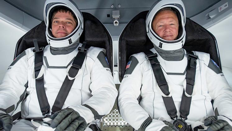 Екіпаж Crew Dragon компанії SpaceX повертається на Землю. Пряма трансляція